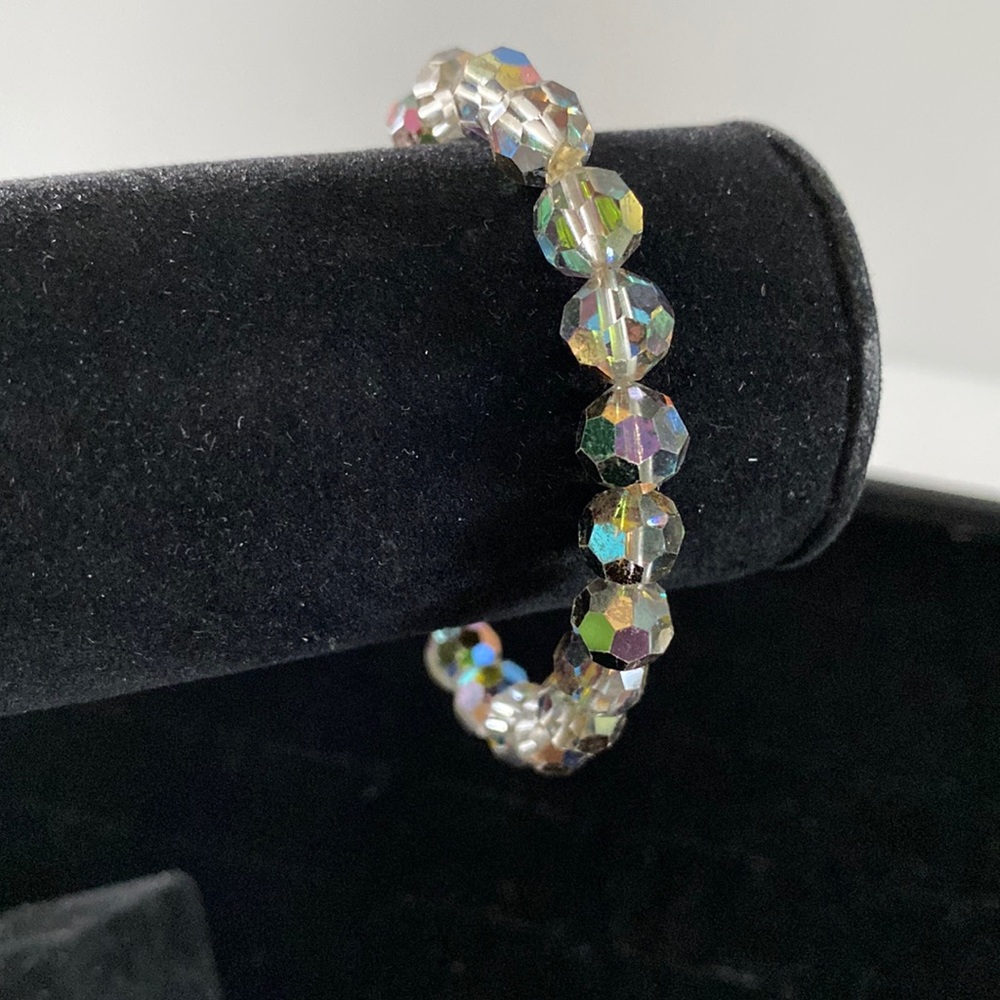 Vintage elasticated bracelet. NB4